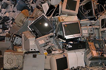 3 kila elektroniky v popelnici. Expert vysvětluje, jak recyklaci brzdí zákony i zvyky Čechů