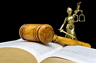 Opoziční strany varují před zpětnou účinností mimořádné daně pro rafinerie